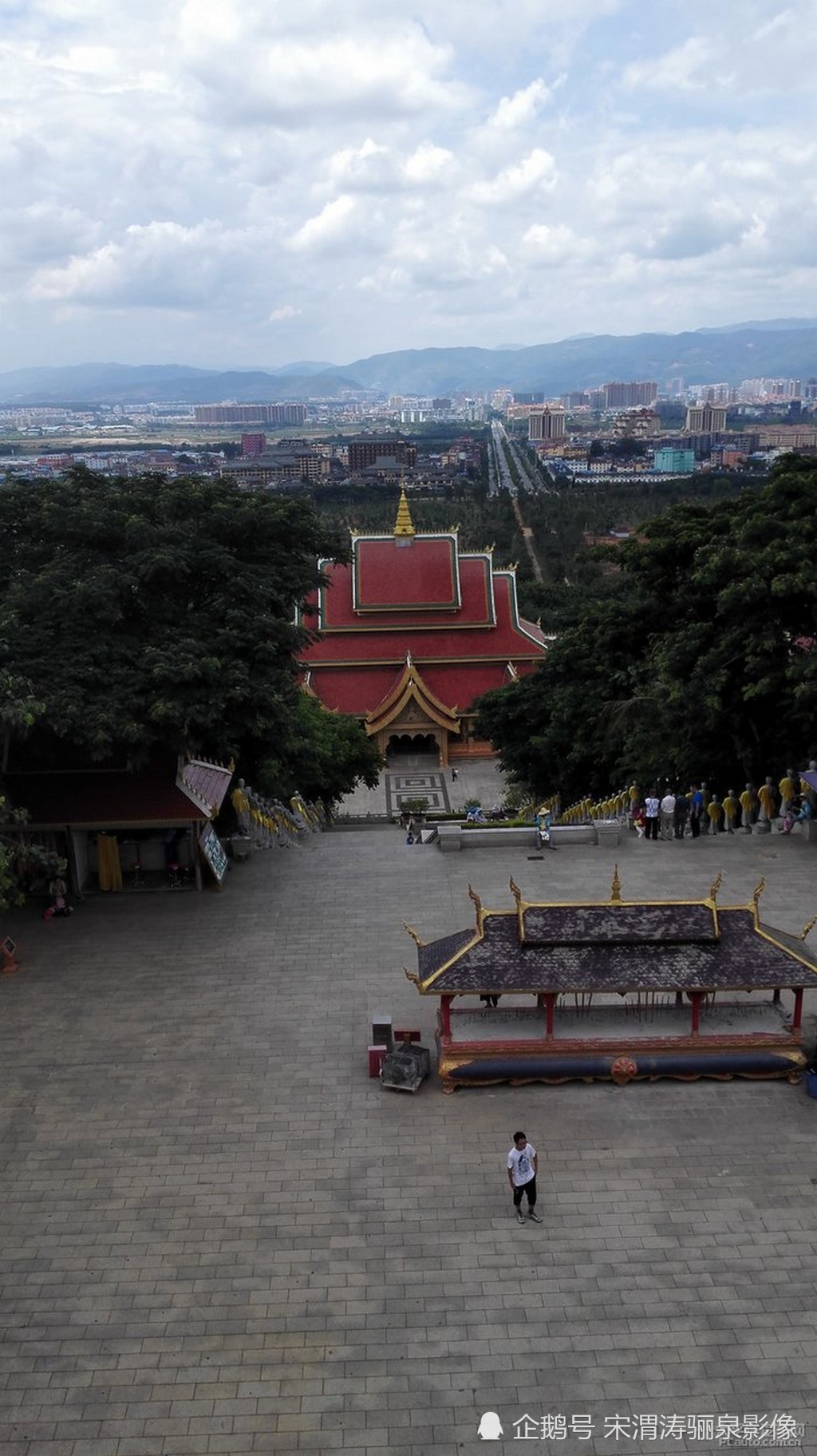 勐泐大佛寺位于云南省西双版纳傣族自治州州府景洪市城郊