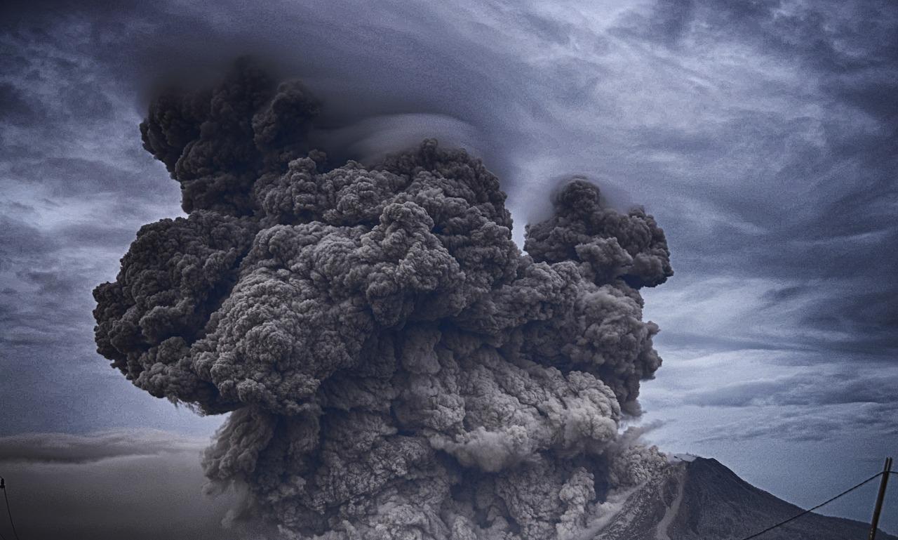 長谷火山口是加利福尼亞州東部的一個窪地,毗鄰猛獁山.