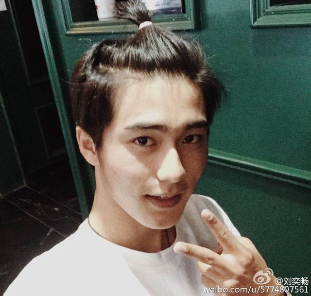 胡歌陈伟霆扎小辫变型男 刘奕畅和刘昊然的小揪揪都可爱到发芽了