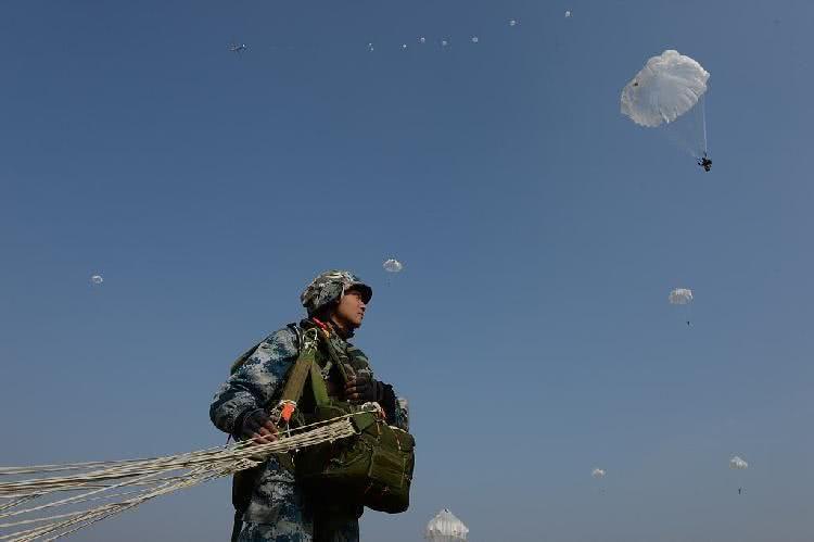 伞兵落地后, 降落伞会扔掉吗?|降落伞|伞兵们|作战_新浪新闻