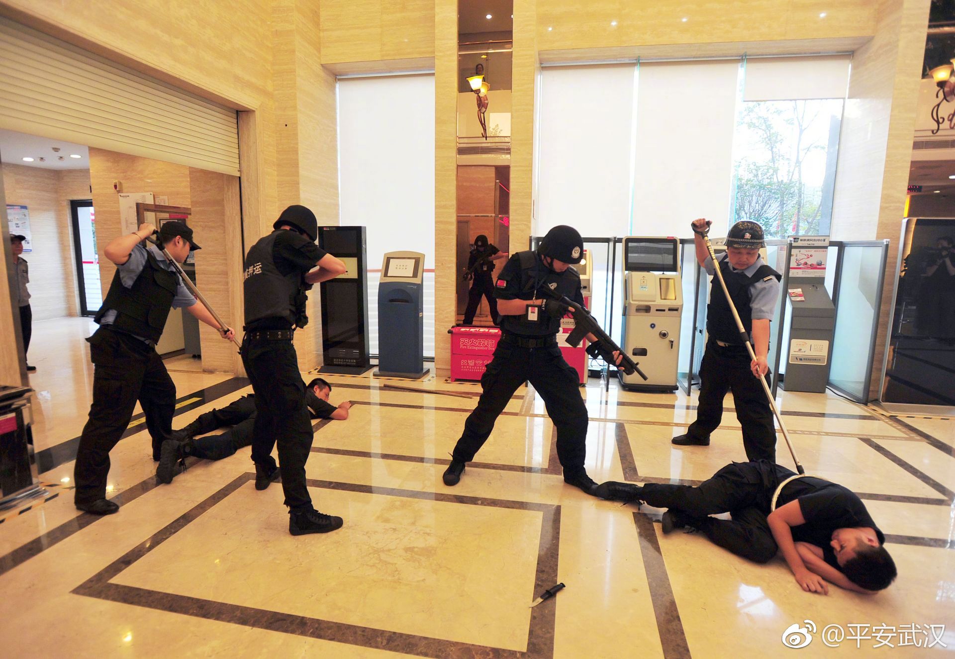 原是武汉警方演练|运钞车|歹徒|武汉农村商业银行_新浪新闻