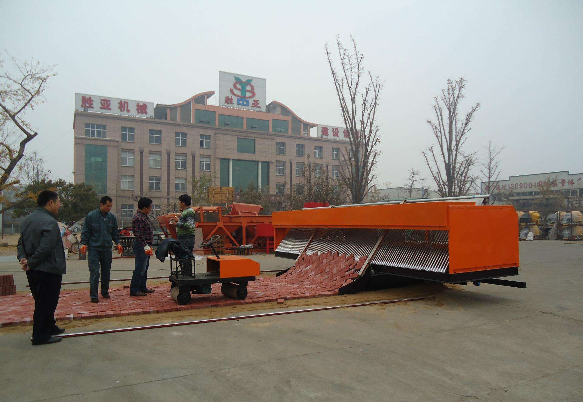 老外发明自动铺路机,铺路效率比人工提高100倍,省时省力还高效