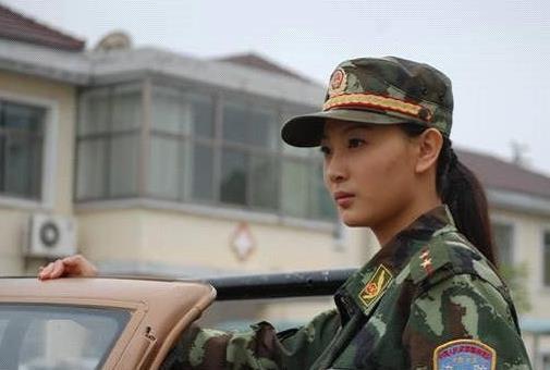 军花专业户的她,曾被误认为是吴京的绯闻女友,脱下军装太美了