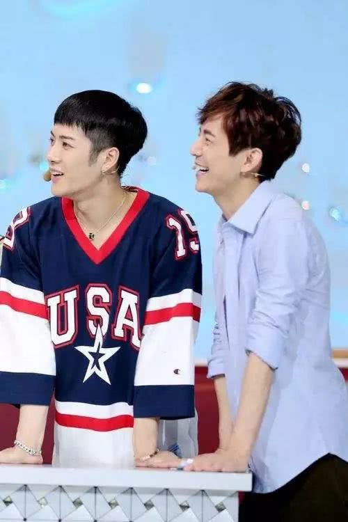 我没在别人身上看到过他对王嘉尔的宠 那个眼神2016年,与何炅搭档主持