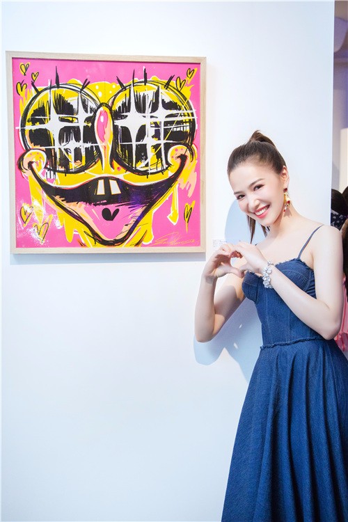 菊麟清爽造型出席艺术展 元气少女尽显青春活力