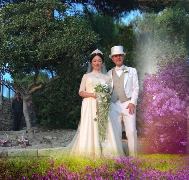 之前曝光的与前夫汉斯复婚的婚纱照中,金星穿着白色的婚纱手捧捧花笑