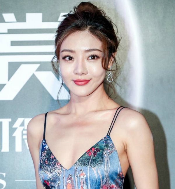 邓家佳柳腰花态娇媚清纯的五官美得无可挑剔