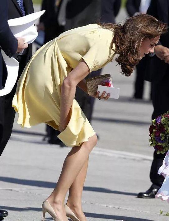 当裙子遇到大风时,凯特王妃机智避免走光,她却狼狈不堪!