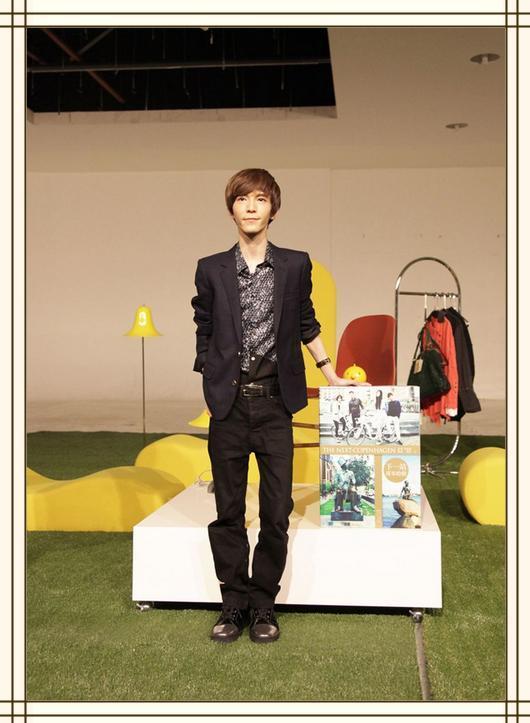 即使是身穿西装,郭敬明看起来也丝毫都不像一个已经走上社会多年等怂