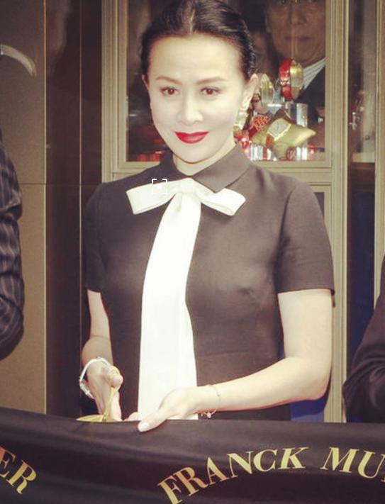 刘嘉玲深v镂空出席记者会,美艳性感,网友扒出最后一张照片亮了