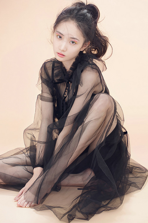 张垚曝复古黑白纱裙暖春写真 跳跃系眼妆凸显清甜少女调