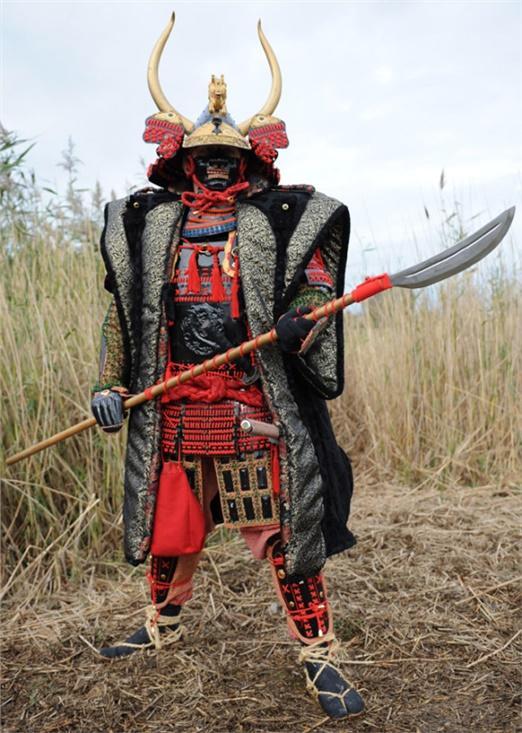 42岁大叔花两年为自己打造武士盔甲重80斤你觉得好看吗