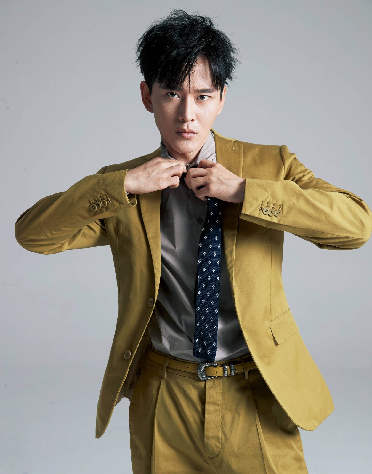 黄宥明杂志镜下衬衣浸湿 荷尔蒙萃聚力之美感撑爆画幅