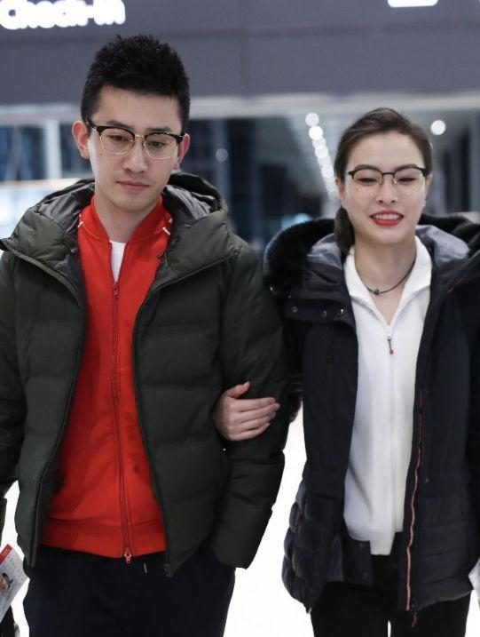 吴敏霞和老公机场假笑秀恩爱