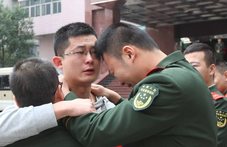 父亲逼俺嫁给战友家的傻儿子,俺不愿意,婚礼上见到新.