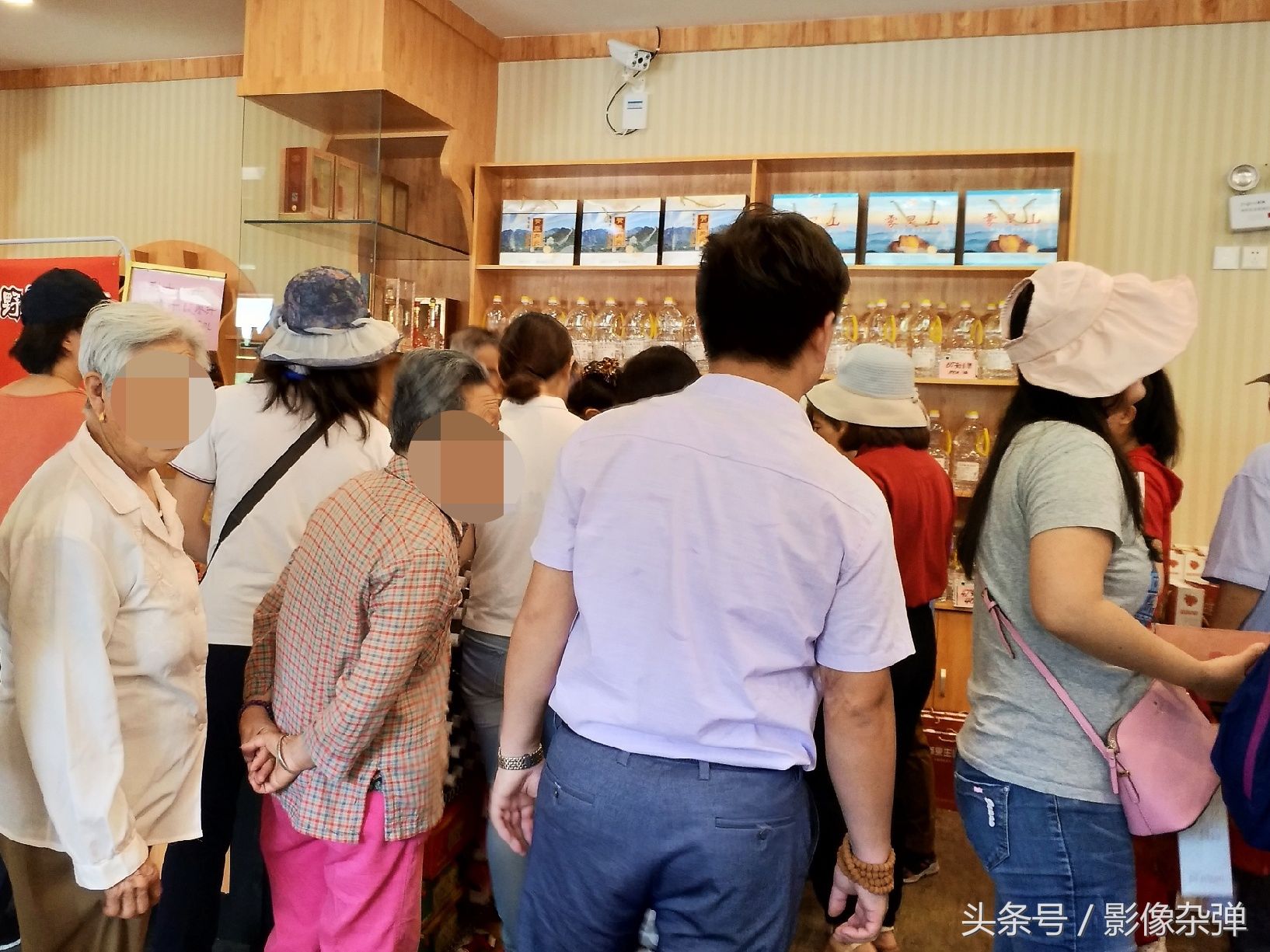 实拍:跟团旅游都有的购物环节,这么多人买买买,原因只有一个