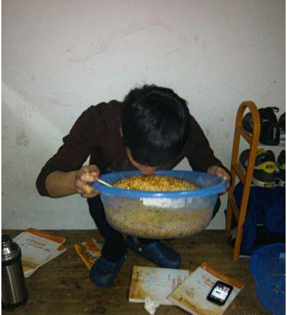 搞笑图片:原来还洗脸盆还能拿来装泡面,小伙你能吃完吗?