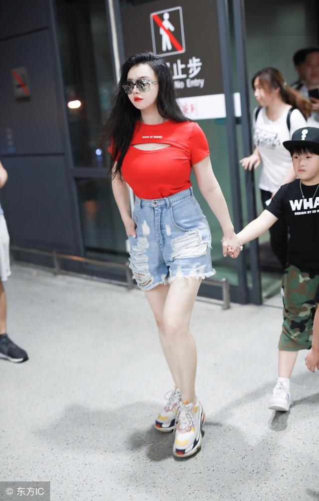 邹市明妻子冉莹颖早前身穿红色体恤牛仔短裤性感现身机场的照片