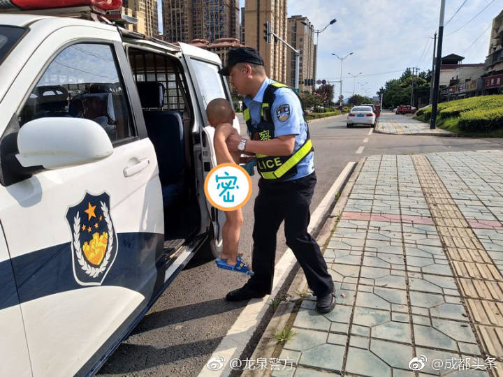 成都街头,一名约2岁的小男孩打光胴胴"裸奔"