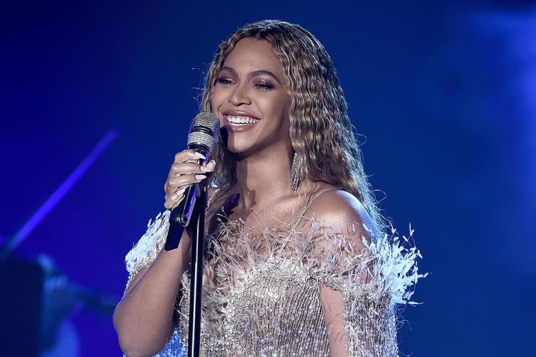 舞台女王碧昂斯,闪闪发光的羽毛连衣裙,展现了健美的大腿!