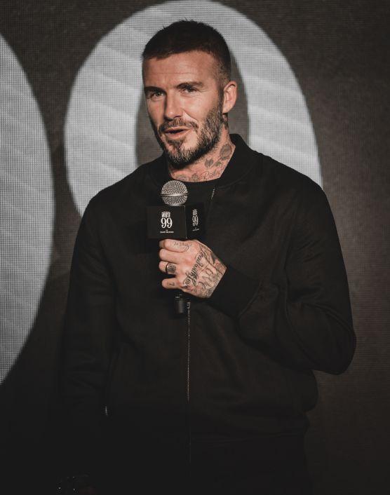 贝克汉姆出席品牌活动,完美侧颜引粉丝惊叹,还能爱你一万年