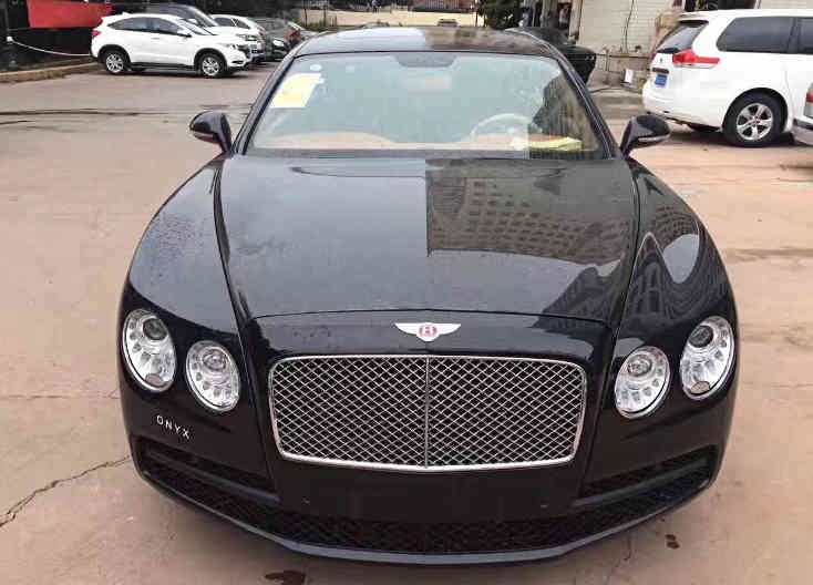 比亚迪失控撞上宾利,一看到防撞梁翼子板,比亚迪车主当场要逃走