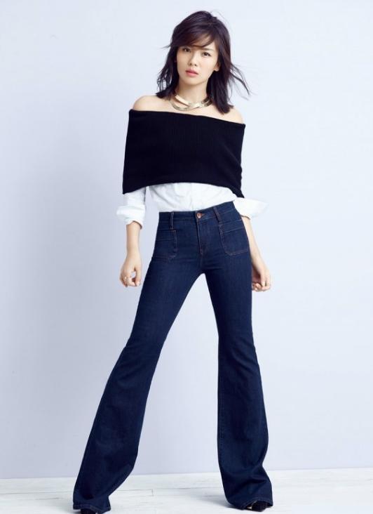 42岁徐若瑄和40岁刘涛,同穿露肩白裙,气质差距大