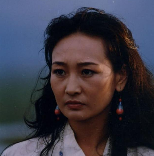 当红时嫁给腾格尔,八年婚姻以离婚收尾,复出后接戏火到爆|哈斯高娃