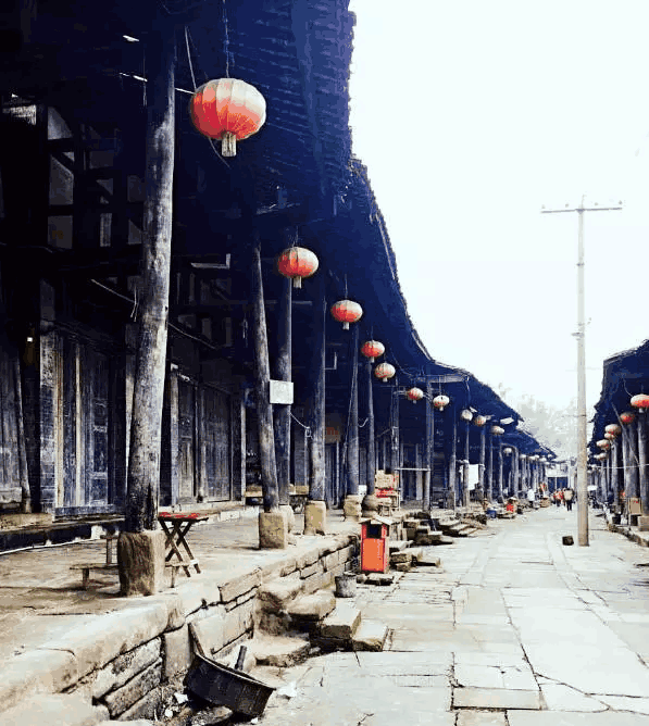 沿蜿蜒而平坦的乡村公路.渐渐走进古城.只见这边山,水,镇,寺合为一体.