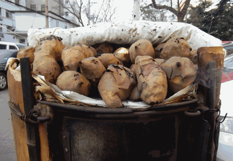 济南名吃? 带你领略街边的花式炭烤地瓜!