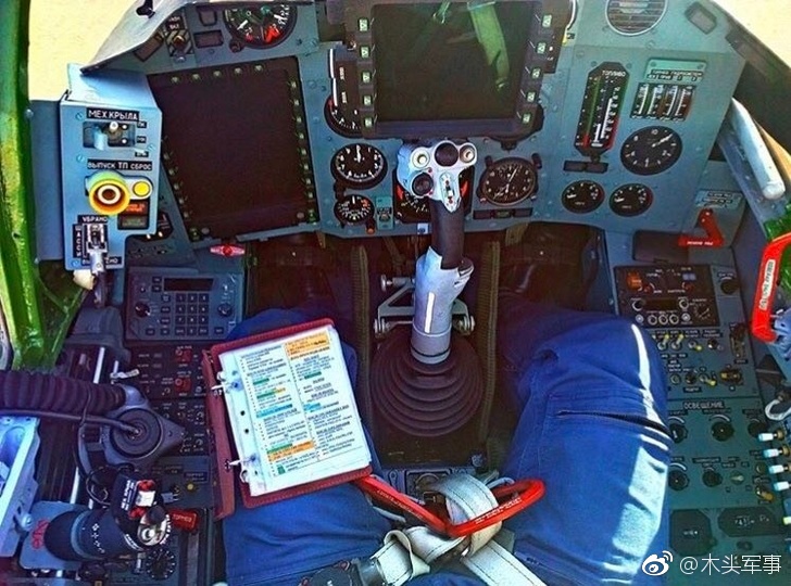 现代化升级的苏25sm3攻击机座舱