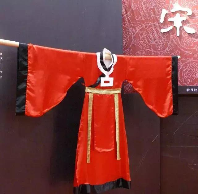 宋代官员穿衣服时为何还往脖子上套个白圈?看着有点怪怪的