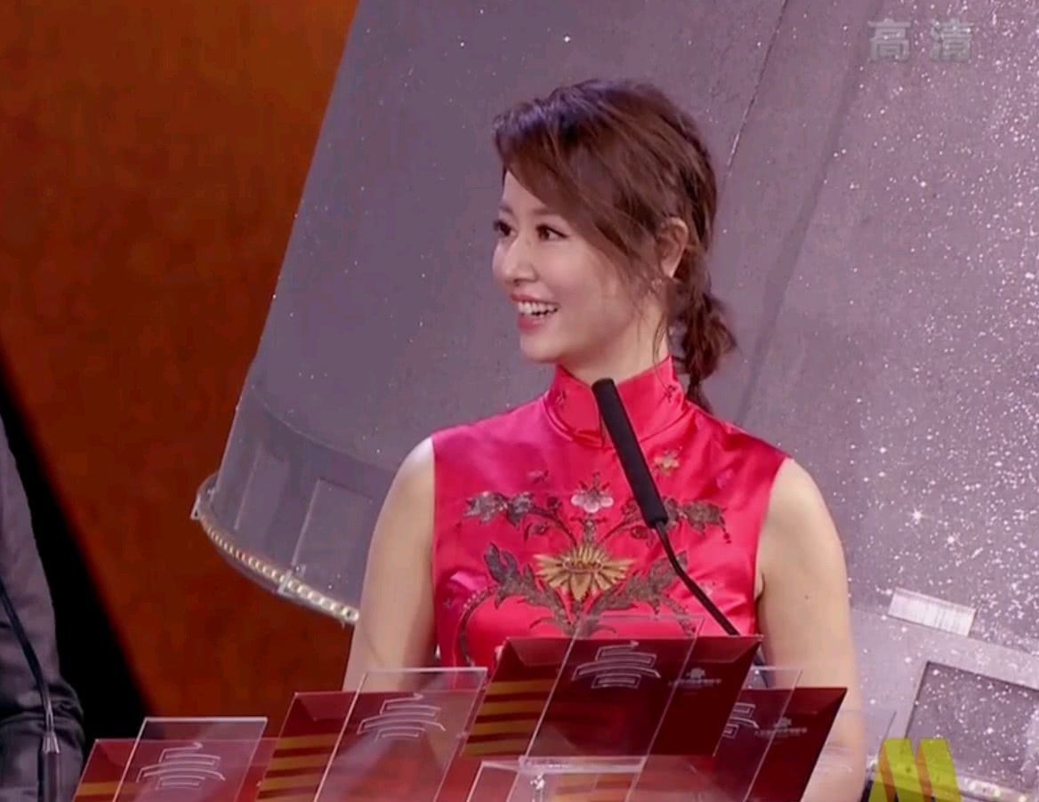 林心如出席电影节闭幕式,身穿大红旗袍端庄优雅尽显古典美