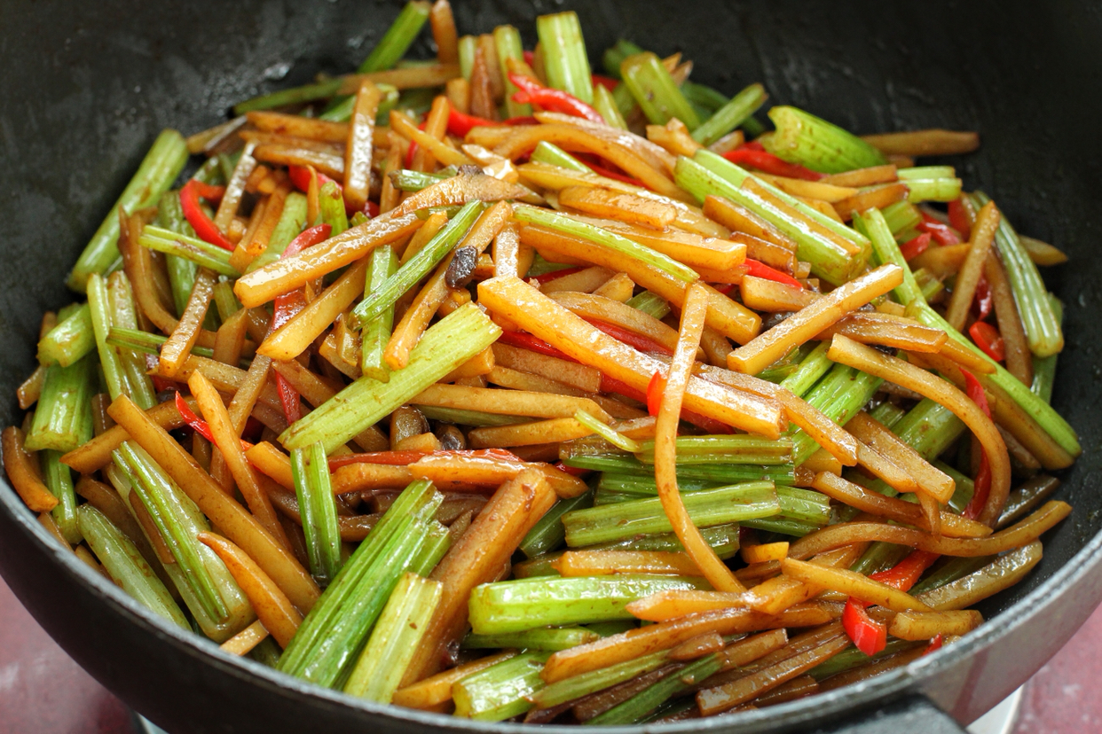 9.一道美味下饭的芹菜炒土豆就做好了,这颜色看着就很有食欲呀!