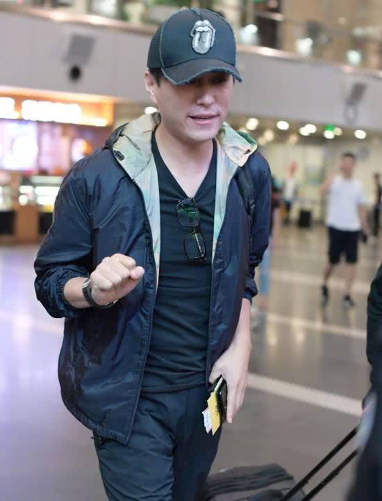 靳东最新机场照曝光,网友:太完美了,简直是天下男人的标杆!