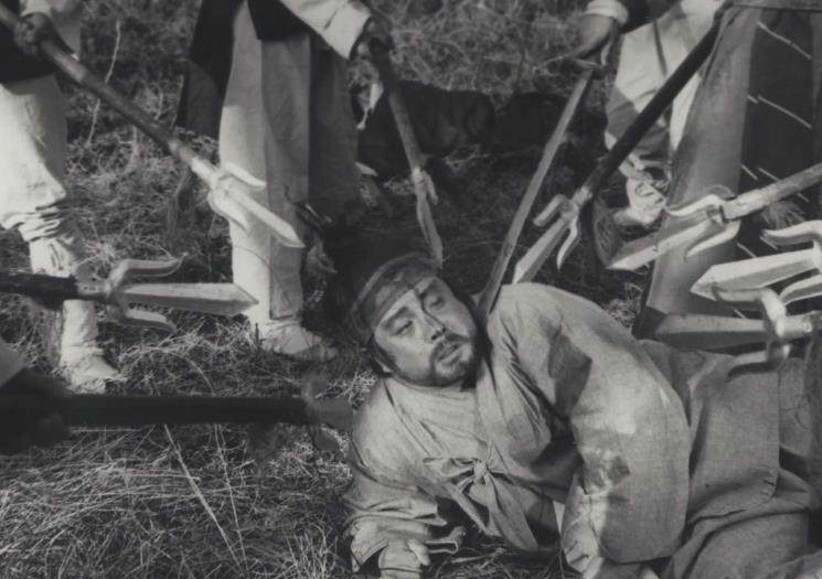 刽子手刚举起刀,死囚说8个字,刽子手连忙扔刀跪下磕头_新浪看点