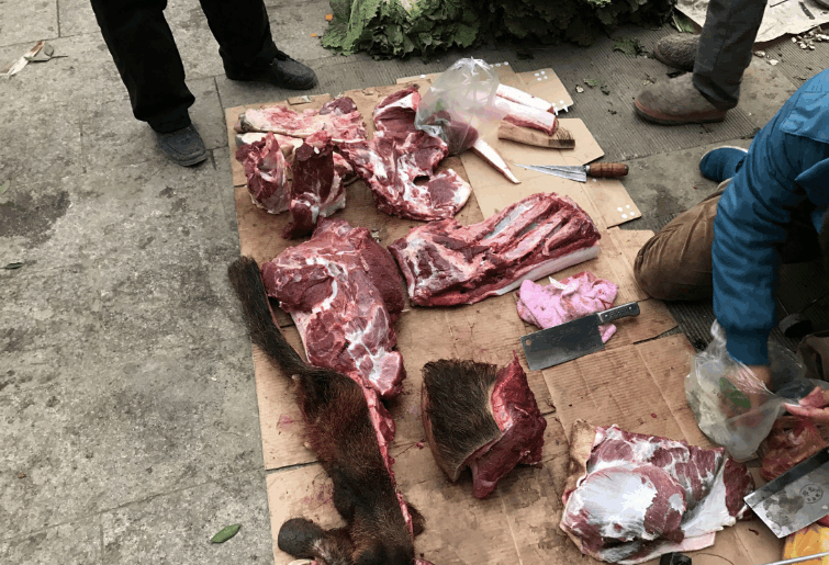 农村男子集市上卖带毛野猪肉50一斤半卖半送村民抢购一空