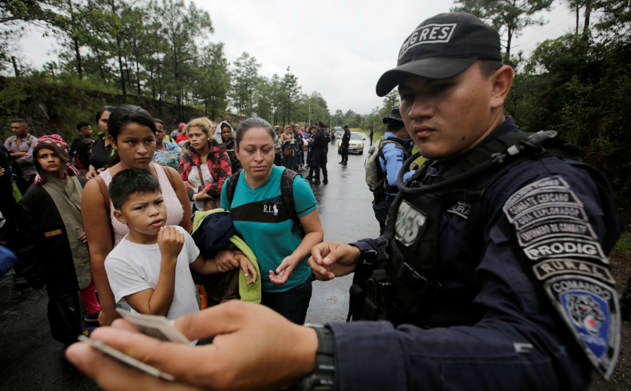 上千洪都拉斯人集结美国边境准备移民美国政府见状着急