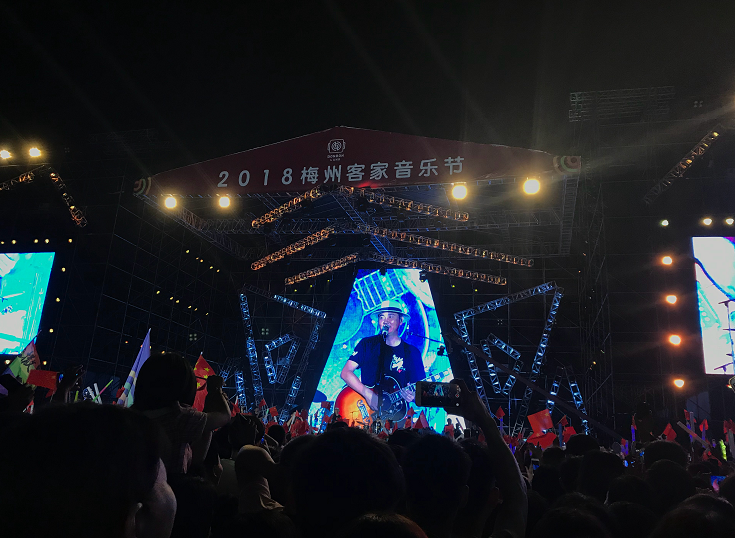 孙楠出席某音乐节闭幕式 现场万名观众齐挥国