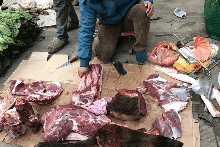 农村男子集市上卖带毛野猪肉50一斤半卖半送村民抢购一空