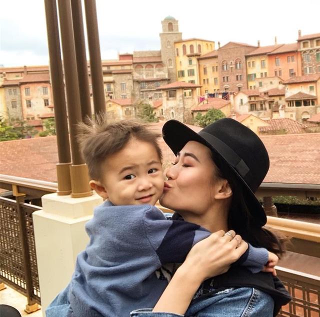 李安琪亲吻儿子直夸max长得帅,奥莉变妈妈的小摄影师聪明可爱