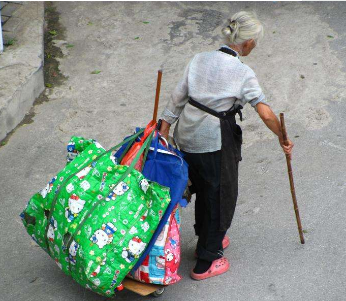 老人捡垃圾竟捡到一个金手镯等待一整天却等到最不想见的人