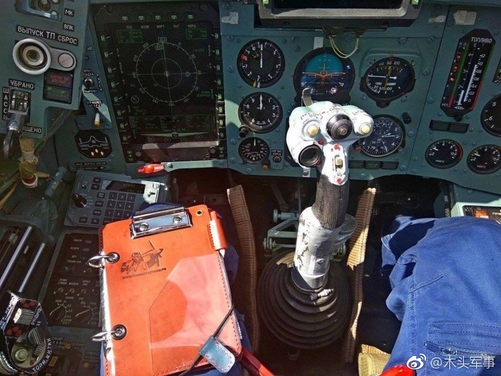 现代化升级的苏25sm3攻击机座舱