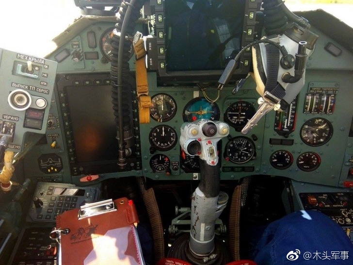 现代化升级的苏25sm3攻击机座舱