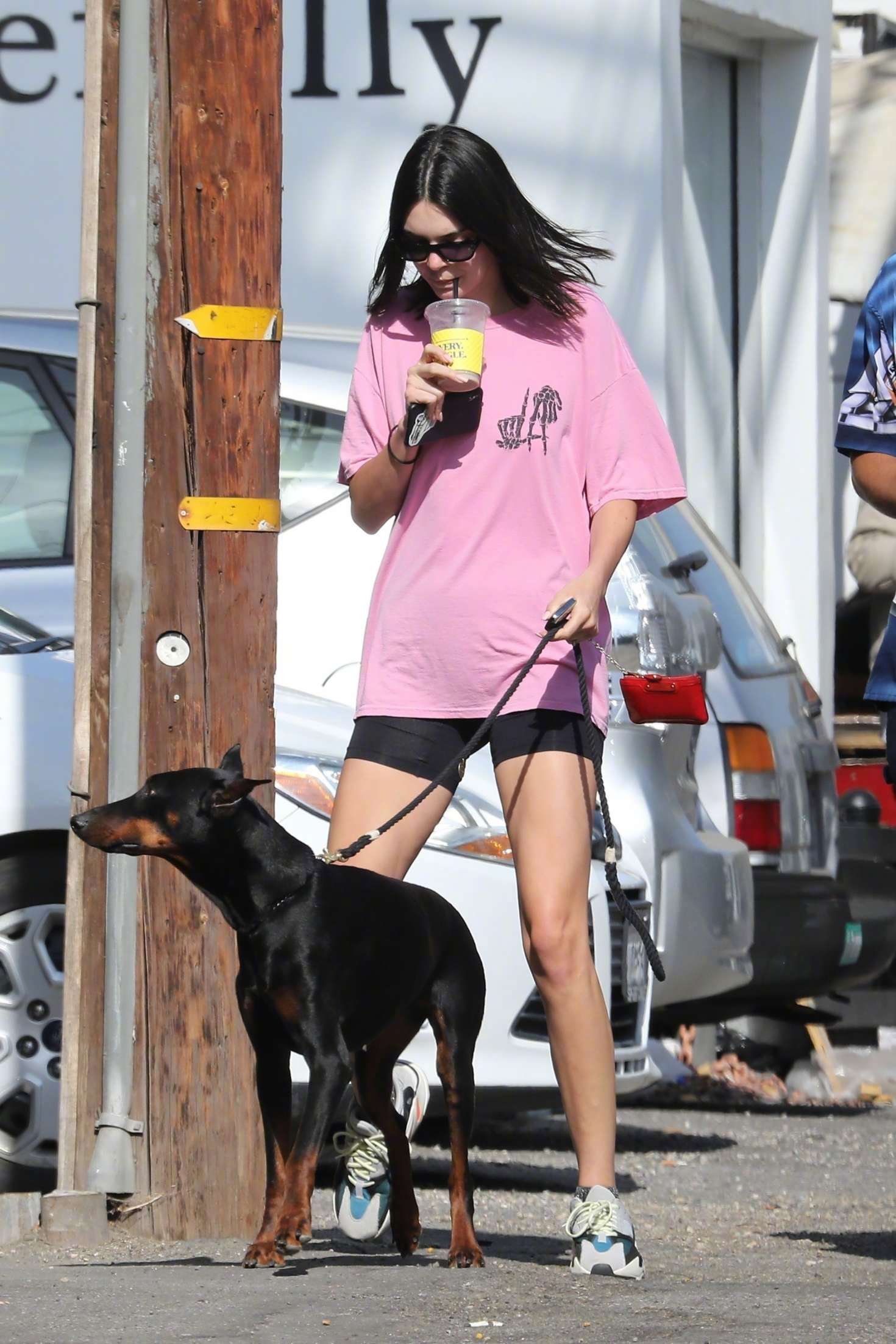 肯豆kendall jenner 身穿adaptation la pink bones 粉色t恤带着她