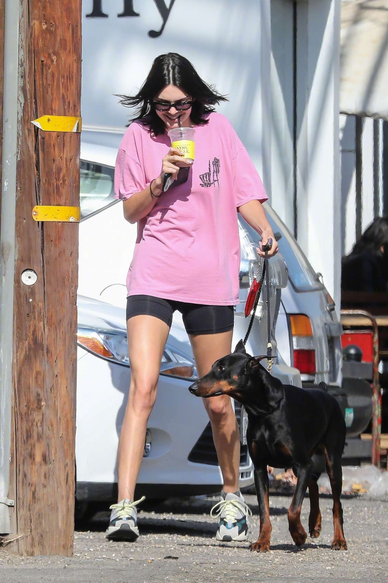 肯豆kendall jenner 身穿adaptation la pink bones 粉色t恤带着她