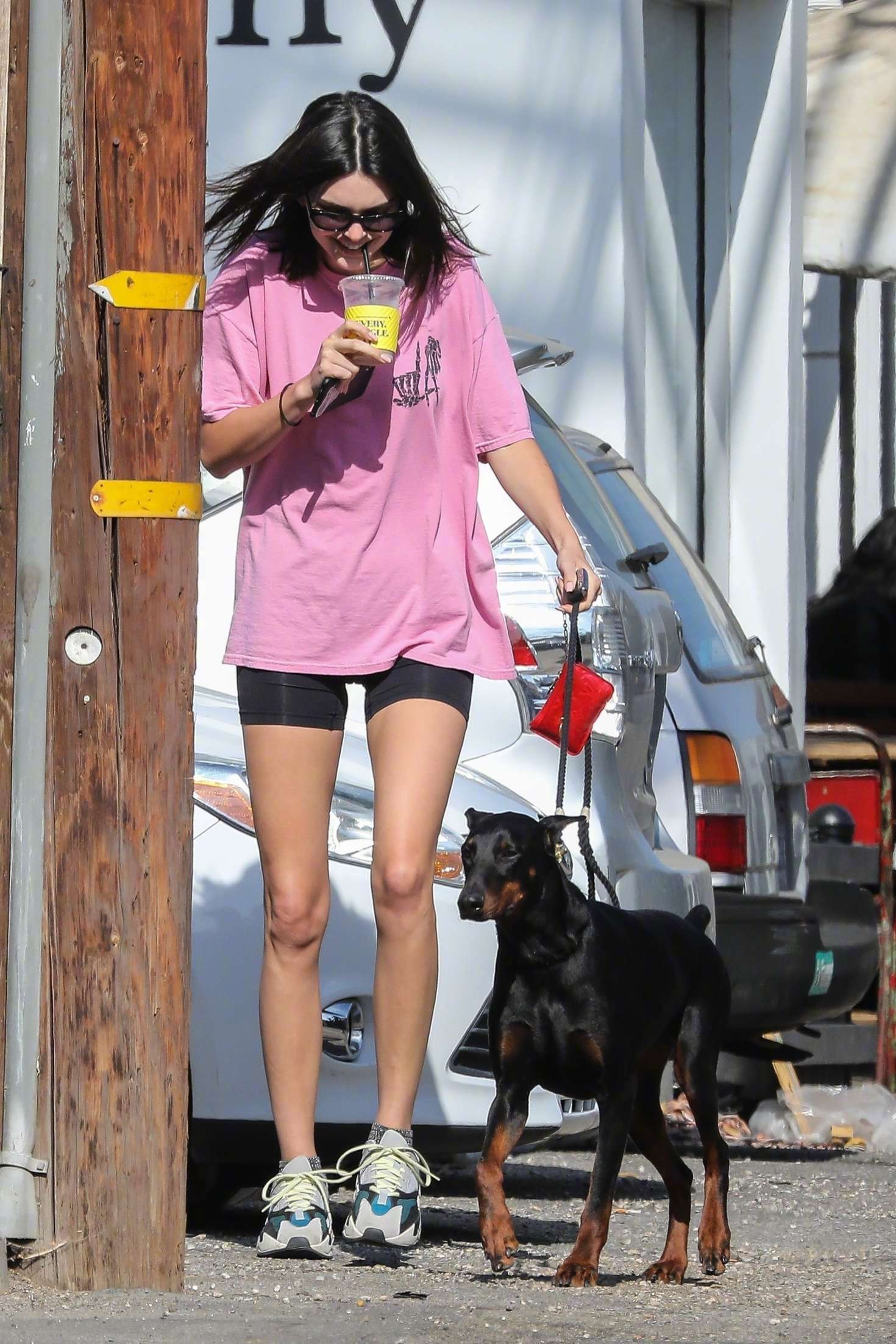 肯豆kendall jenner 身穿adaptation la pink bones 粉色t恤带着她