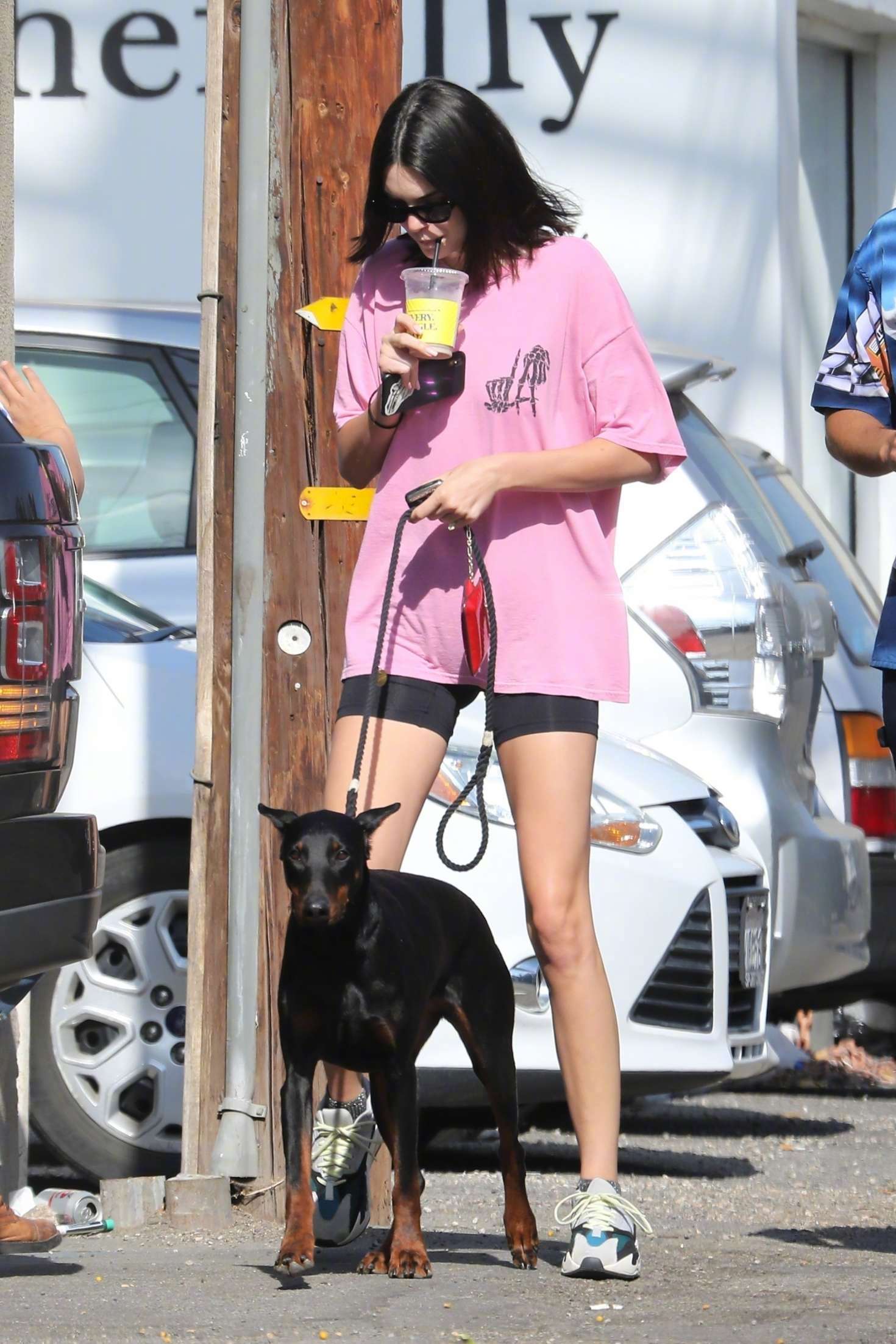 肯豆kendall jenner 身穿adaptation la pink bones 粉色t恤带着她