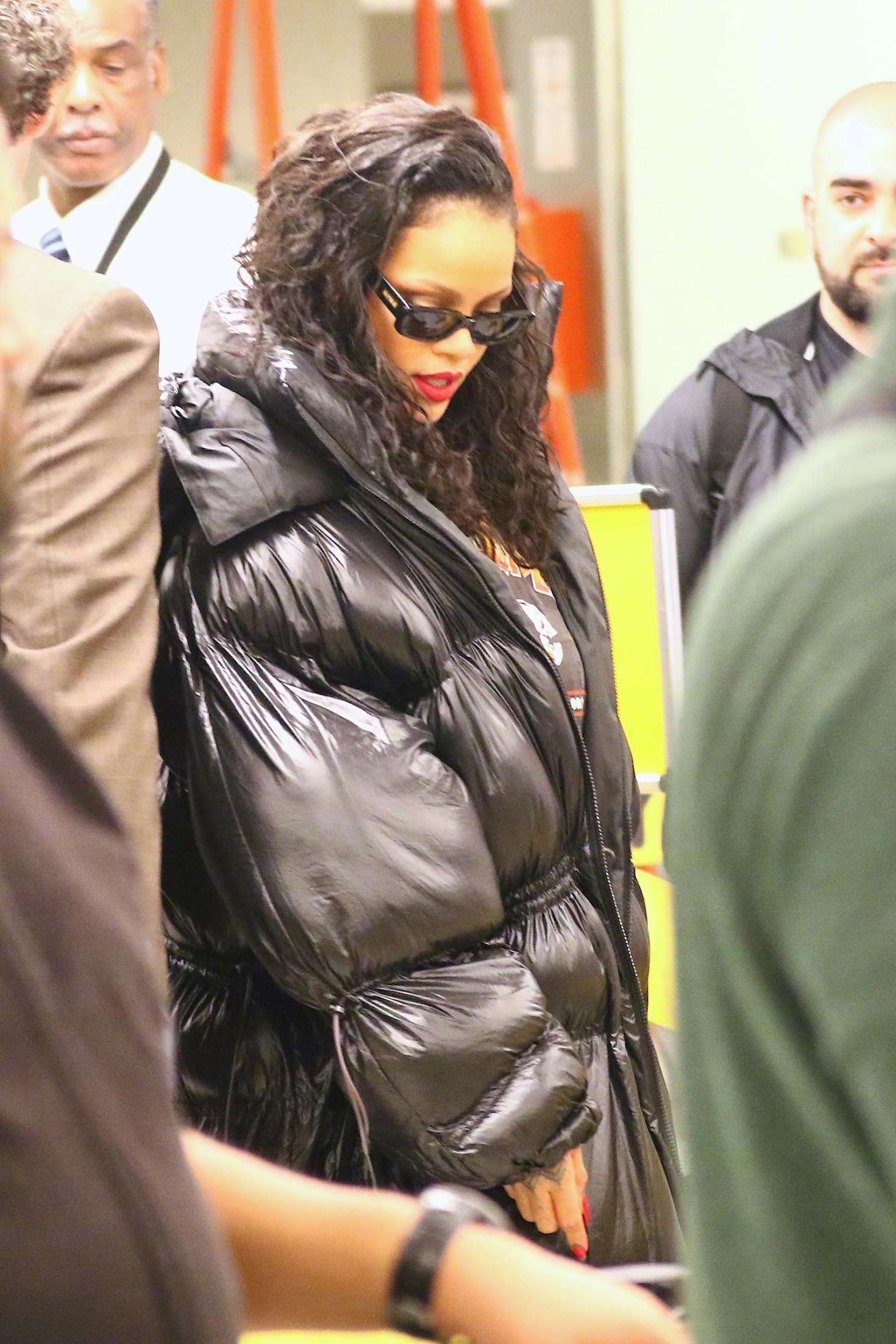 蕾哈娜身穿长款羽绒服抵达纽约肯尼迪机场