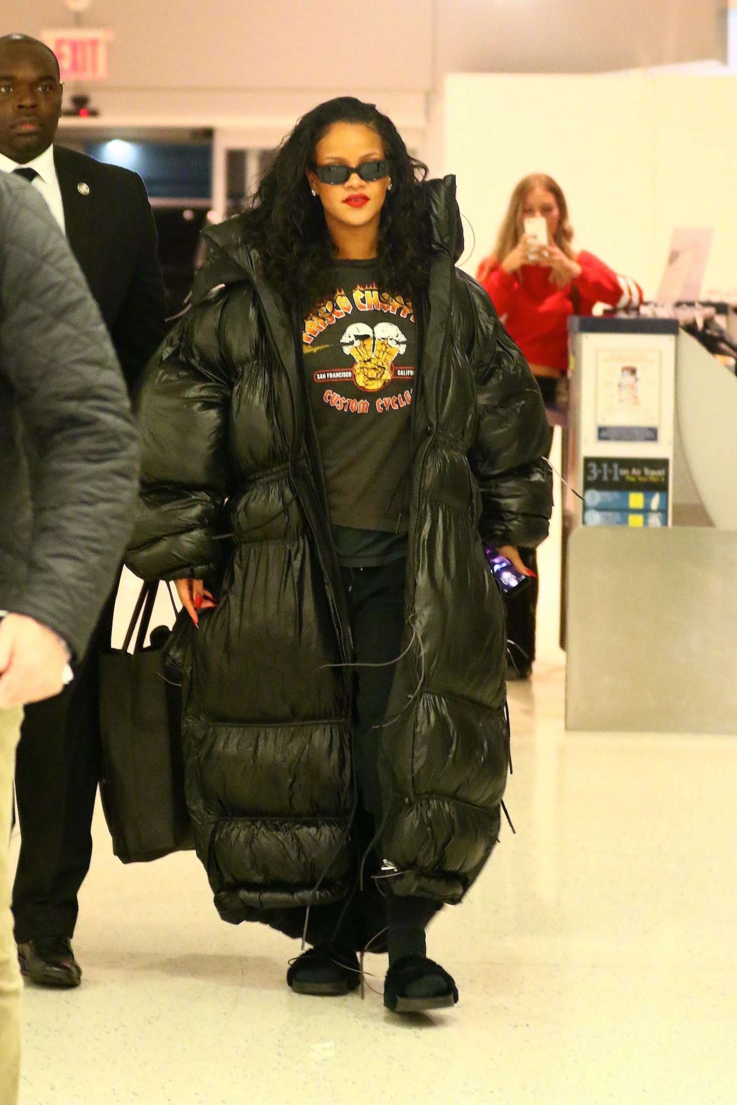 蕾哈娜身穿长款羽绒服抵达纽约肯尼迪机场